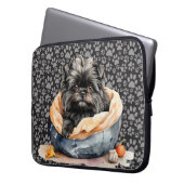 NIEDLICHER HUND VON AFFENPINSCHER IM BETT LAPTOPSCHUTZHÜLLE (Vorderseite Links)