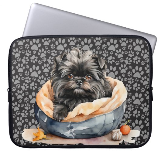 NIEDLICHER HUND VON AFFENPINSCHER IM BETT LAPTOPSCHUTZHÜLLE (Vorderseite)