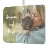 Niedlicher Hundebesitzer personalisiert Autolufterfrischer (Links)