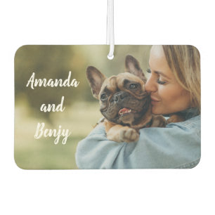 Niedlicher Hundebesitzer personalisiert Autolufterfrischer