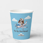 Niedlicher Hundspilot und Cessna Flugzeug, Reisen, Pappbecher (Vorderseite)