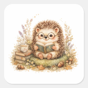 Niedlicher Igel beim Lesen im herbstlichen Wohnzim Quadratischer Aufkleber