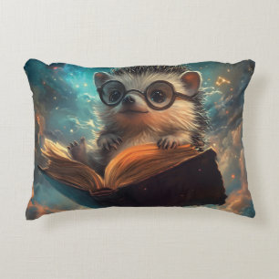 Niedlicher Igel Bookworm in einer Galaxie der Gesc Dekokissen