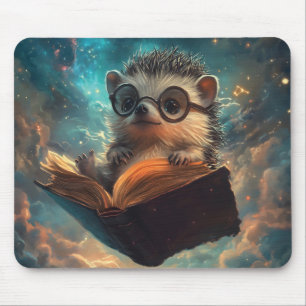Niedlicher Igel Bookworm in einer Galaxie der Gesc Mousepad