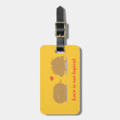 Niedlicher Igel findet Liebe in einer Gepäckanhänger (Vorderseite vertikal)