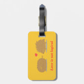 Niedlicher Igel findet Liebe in einer Gepäckanhänger (Rückseite vertikal)