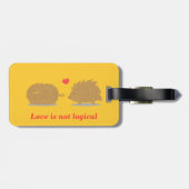 Niedlicher Igel findet Liebe in einer Gepäckanhänger (Rückseite horizontal)