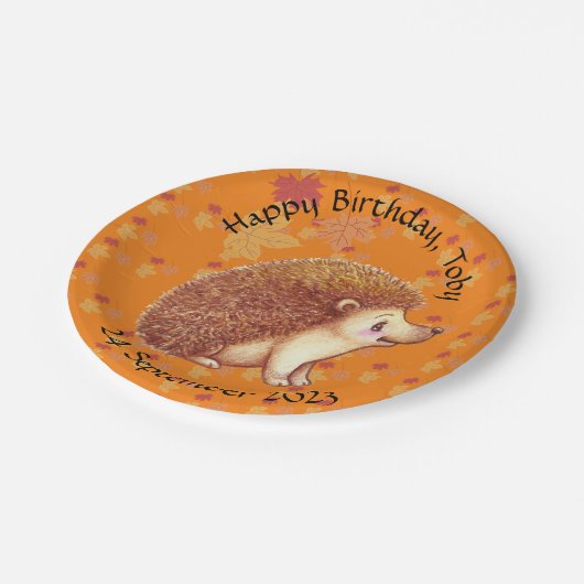 Niedlicher Igel mit orangefarbenen Blätter Pappteller (Schrägansicht)