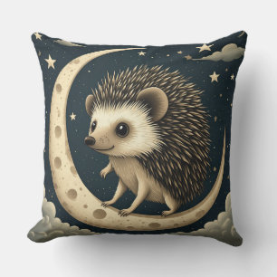 Niedlicher Igel sitzt auf zunehmendem Mond Kissen