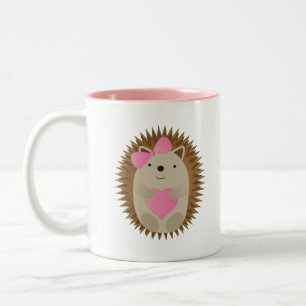 Niedlicher Igel umarmt ein rosa Herz Zweifarbige Tasse