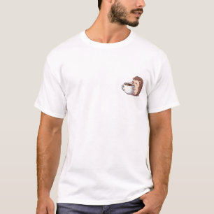 Niedlicher Igel umarmt riesigen dampfenden Kaffee T-Shirt