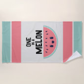Niedlicher in einem Melon Strandtuch (Vorderseite)