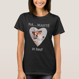 Niedlicher Jack Russell Terrier Namaste im Bett He T-Shirt