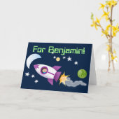 Niedlicher Junge in der Cartoon-Abbildung eines Ra Karte (Gelbe Blume)