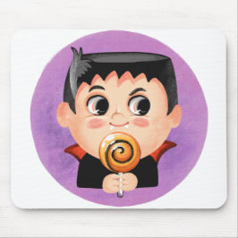 Niedlicher Junge in einem Vampirkostüm Mousepad