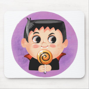 Niedlicher Junge in einem Vampirkostüm Mousepad