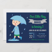 Niedlicher Junge mit Schirm | Rainday Birthday Par Einladung (Vorderseite)