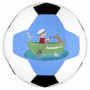 Niedlicher Junge Segelschiff und Hunderuderschiff  Fußball