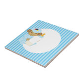 Niedlicher Jungen-Baby-Affe, der eine Flasche hält Fliese (Seite)