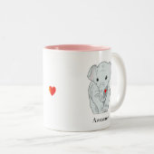 Niedlicher junger Elefant, der ein Herz hält Zweifarbige Tasse (VorderseiteRechts)