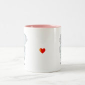 Niedlicher junger Elefant, der ein Herz hält Zweifarbige Tasse (Mittel)