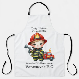 Niedlicher junger Feuerwehrmann mit rotem Fanggerä Schürze