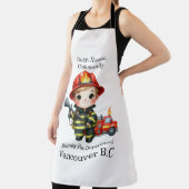 Niedlicher junger Feuerwehrmann mit rotem Fanggerä Schürze (InSitu)