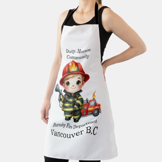 Niedlicher junger Feuerwehrmann mit rotem Fanggerä Schürze (InSitu)