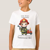 Niedlicher junger Feuerwehrmann mit rotem Fanggerä T-Shirt (Vorderseite)