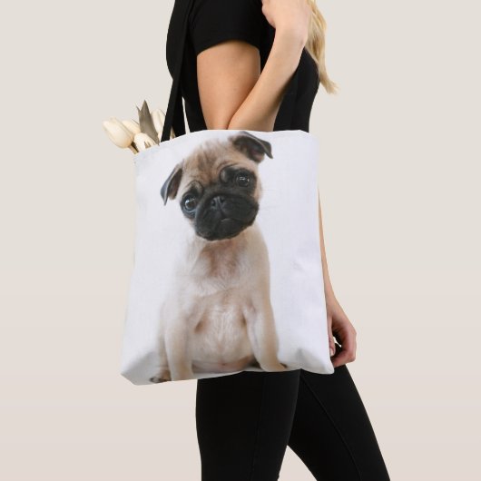Niedlicher junger Mops-Hund Tasche (Von Nahem)