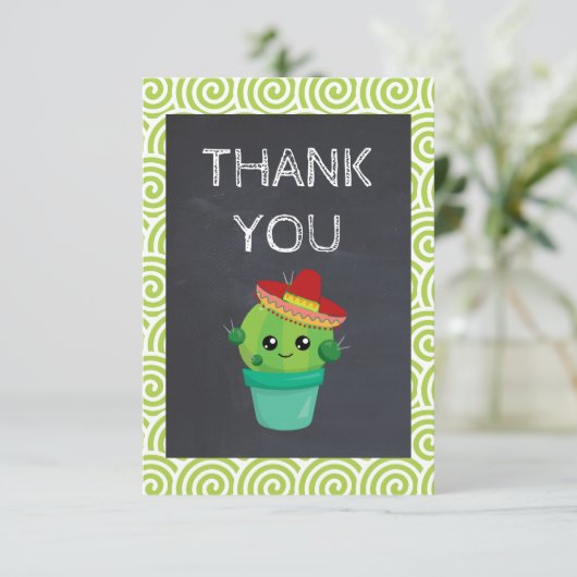 Niedlicher Kaktus in einem Sombrero auf Chalkboard Dankeskarte (Stehend Vorderseite)