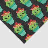 Niedlicher Kaktus in einem Sombrero auf schwarzer  Seidenpapier (Ausschnitt)