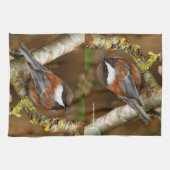 Niedlicher Kastaniengegarter Chickadee auf dem Bir Geschirrtuch (Horizontal)