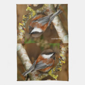 Niedlicher Kastaniengegarter Chickadee auf dem Bir Geschirrtuch (Vertikal)