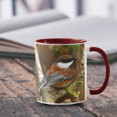 Niedlicher Kastaniengegarter Chickadee auf dem Bir Tasse