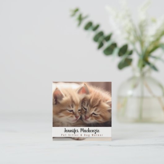 Niedlicher Katzen-Sitzer und Dog-Walker Quadratische Visitenkarte (Stehend Vorderseite)