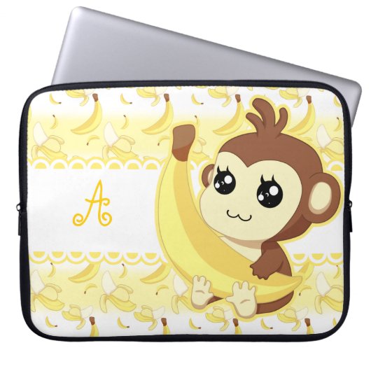 Niedlicher Kawaii Affe, der Bananenmonogramm hält Laptopschutzhülle (Vorderseite)