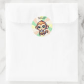 Niedlicher Kawaii-Affe mit Bubble Tee Personalisie Runder Aufkleber (Tasche)