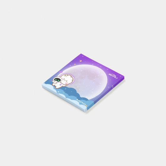 Niedlicher Kawaii-Astronautin Jinnie über die Lila Post-it Klebezettel (angewinkelt)