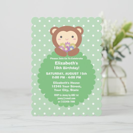Niedlicher Kawaii Cartoon Monkey & Blume Kindergeb Einladung (Stehend Vorderseite)