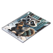 Niedlicher Kawaii-Stil Raccoon mit Pine-Creme-Kege Notizblock (Linke Seite)