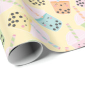 Niedlicher Kawaii Style Bubble Tee auf hellgelb Geschenkpapier (Rolleneckpunkt)