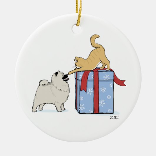 Niedlicher Keeshond Welpe und Kitten Weihnachtsfei Keramik Ornament (Vorne)