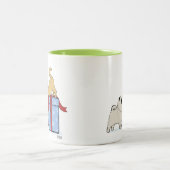 Niedlicher Keeshond Welpe und Kitten Weihnachtsfei Zweifarbige Tasse (Mittel)