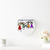 Niedlicher KinderCartoon, der Sprache-Wörter hält Runde Wanduhr (Zuhause)