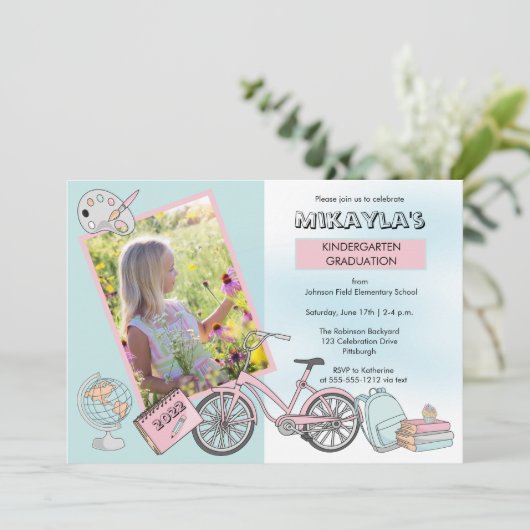 Niedlicher Kindergarten Foto Girl Graduiertenparty Einladung (Stehend Vorderseite)