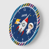 Niedlicher Kinderraum für Junge Astronauten Große Wanduhr (Winkel)