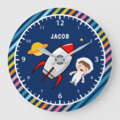 Niedlicher Kinderraum für Junge Astronauten Große Wanduhr (Vorderseite)