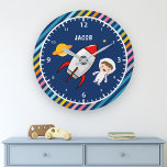 Niedlicher Kinderraum für Junge Astronauten Große Wanduhr<br><div class="desc">Personalisieren Sie diese niedliche Wanduhr mit dem Namen Ihres Kindes,  um Ihre eigene individuelle Jungs Zimmeruhr zu kreieren.</div>