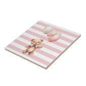 Niedlicher kleiner Bär in Rosa Fliese (Seite)